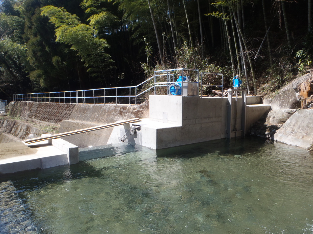 水上村役場湯山地区頭首工補修工事<br />
<br />
自動転倒ゲート2500×100<br />
<br />
/ ピンラップ式スライドゲート900×600